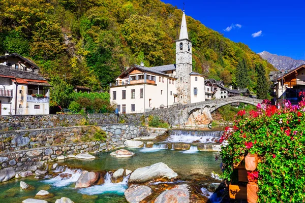 Pintoresco pueblo alpino Lillianes en Valle d 'Aosta, norte de Italia . — Foto de Stock