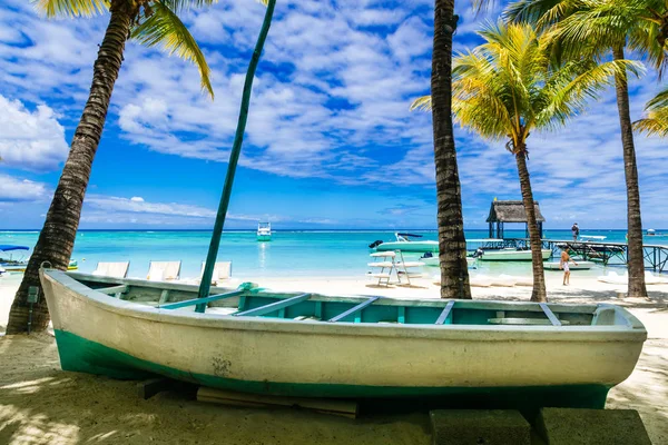 Spiaggia tropicale scenario con vecchia barca.Isola di Mauritius — Foto Stock