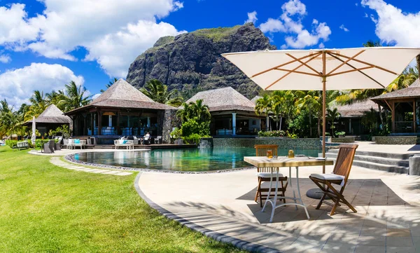 Bar relaxante à sombra de palma no paraíso tropical. Ilha Maurícia . — Fotografia de Stock