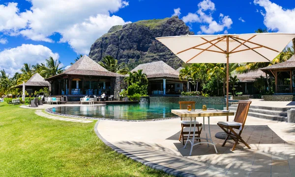 Bar relaxant à l'ombre de palmier dans le paradis tropical. Ile Maurice . — Photo