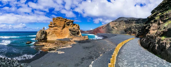 Fantastiskt vackra svarta stranden i vulkaniska ön Lanzarote-, El golfo. Kanarieöarna, Spanien. — Stockfoto