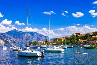 Doğal göl Lago di Garda, yelkenli tekneler, Kuzey İtalya ile göster.