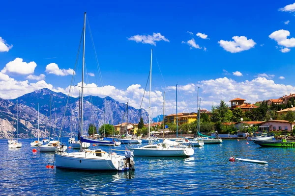 Malerischer Gardasee, Blick mit Segelbooten, Norditalien. — Stockfoto