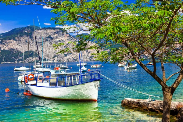 Pictorial scenery with boats in beautiful lake Lago di Garda. Italy. — Stock Photo, Image