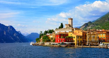 Güzel manzaralı Lago di Garda - Malcesine Köyü görünümünü. İtalya.