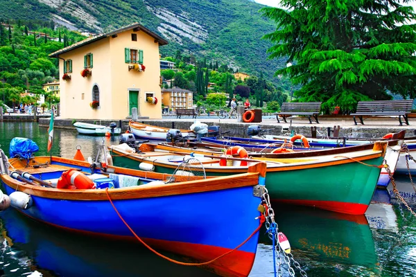 Obrázkového krajina s lodí v krásné jezero Lago di Garda. Vesnice Torbole, Itálie. — Stock fotografie