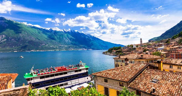 Atemberaubende Landschaft von lado di garda, Kreuzfahrtschiff in Kalkstadt. es — Stockfoto