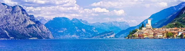 Beautiful scenery of Lago di Garda with view of Malcesine town. — Stock Photo, Image