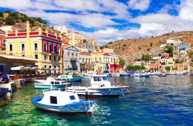 Yunanistan - güzel otantik ada renklerinin Symi Dodecaness içinde
