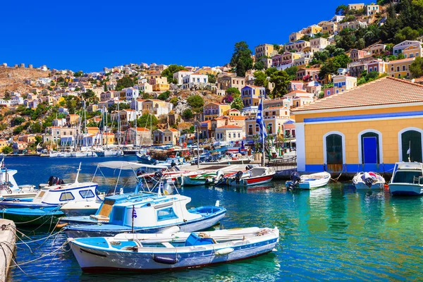 Färgglada öarna i Grekland - vackra Symi i Dodecanesse — Stockfoto