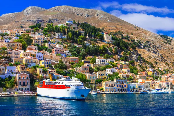 Viajar en Grecia - ferry en la isla de Symi, Dodecanesse —  Fotos de Stock
