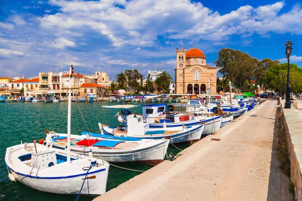 Autêntico belas ilhas gregas -Aegina com barco de pesca tradicional . — Fotografia de Stock