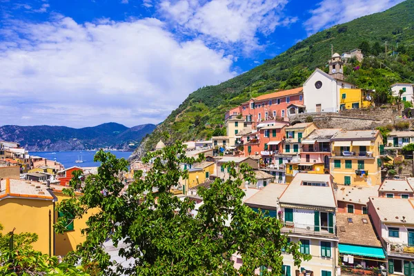 Värikäs kauniita kyliä Italiassa - Vernazza, CinqueTerre .. — kuvapankkivalokuva