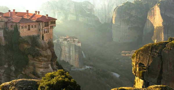 Ruhigen Morgen in beeindruckenden Meteora-Klöstern. Zentralgriechenland — Stockfoto