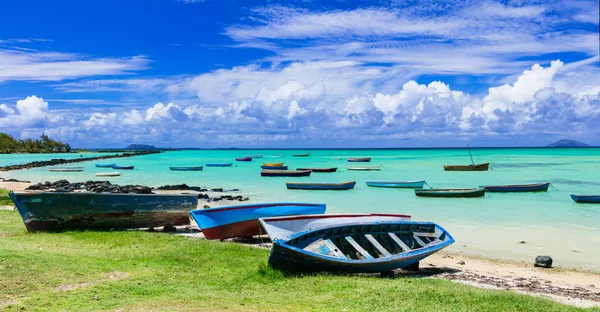 Oude vissersboten. Landschap van Mauritius eiland — Stockfoto