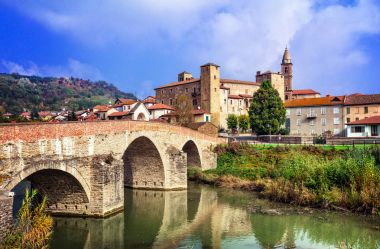 etkileyici Bormida Manastırı ve regione Asti Piemo kalede