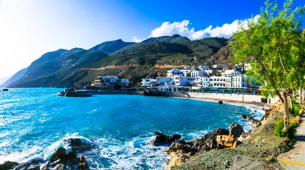 Hermosos lugares en Creta - pequeño pueblo de pescadores pictóricos Chora Sfakion, Grecia . — Foto de Stock