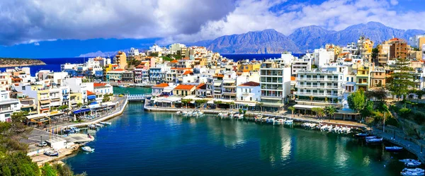 Wahrzeichen von Griechenland - schöne Stadt Agios Nikola auf Betoninsel. — Stockfoto