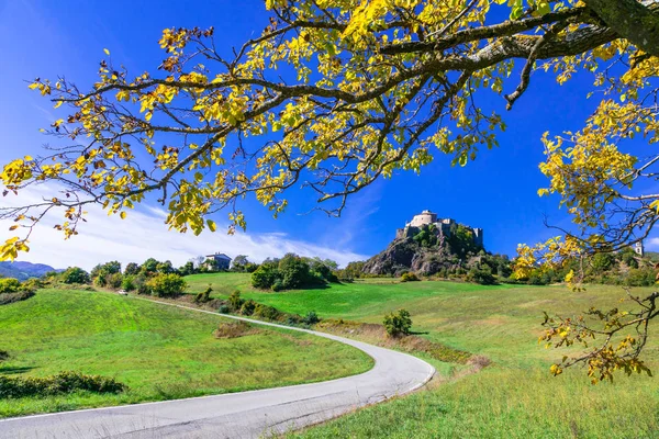Malebná krajina na podzim barev - výhled Castello di Bardi, Itálie. — Stock fotografie
