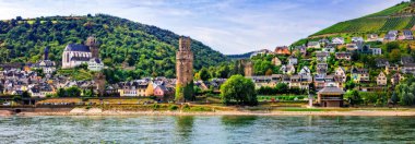 Almanya seyahat - cruise üzerinde Ren Vadisi - resimsel kasaba Oberwesel.