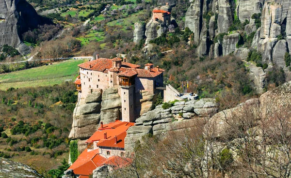 Lenyűgöző kolostora alatt vannak. Meteora, Görögország — Stock Fotó