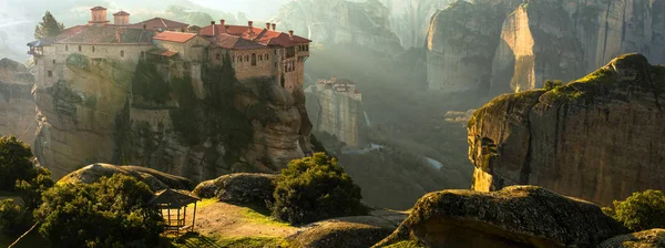 Yunanistan 'ın Meteora kentindeki kaya manastırlarının üzerinde esrarengiz asılı duruyor — Stok fotoğraf