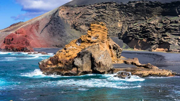 Sopečný ostrov Lanzarote a krásné barevné pláží. Datlovník, Španělsko. — Stock fotografie