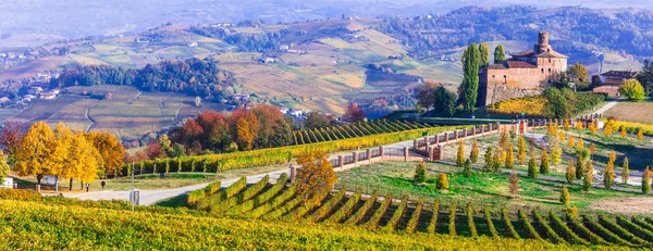 Vinice a hrady Piemonte v barvách podzimu. Itálie — Stock fotografie