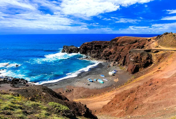 Unika färgglada stränderna vulkaniska Lanzarote. Kanarieöarna, Spanien. — Stockfoto