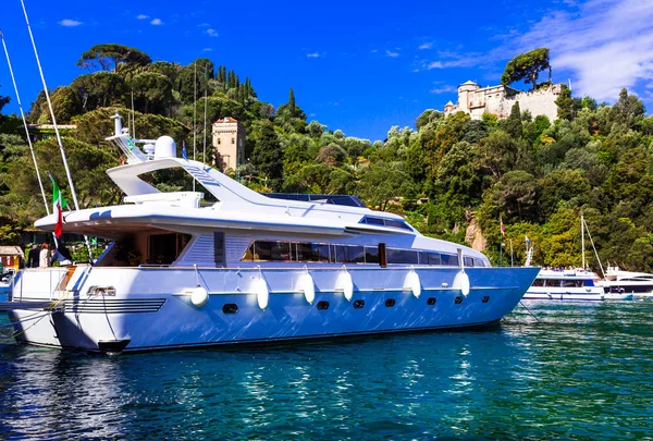 Luxe witte jacht in de haven van Portofino, Italië — Stockfoto