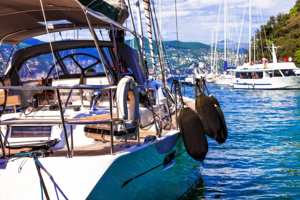 Lyxig yacht i hamnen i Portofino, Italien — Stockfoto