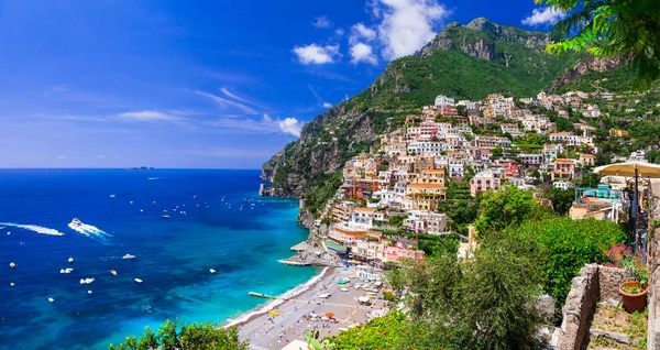 Hermosas ciudades costeras de Italia - Positano pintoresco en la costa de Amalfi . — Foto de Stock