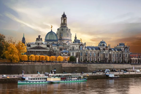 Hermosa Dresde romántica sobre la puesta de sol. Lugares de interés y crucero por el río.Alemania . —  Fotos de Stock