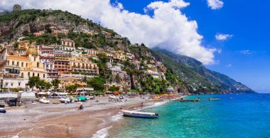 İtalyan tatilleri - güzel plaj, Positano - doğal Amalfi coast.