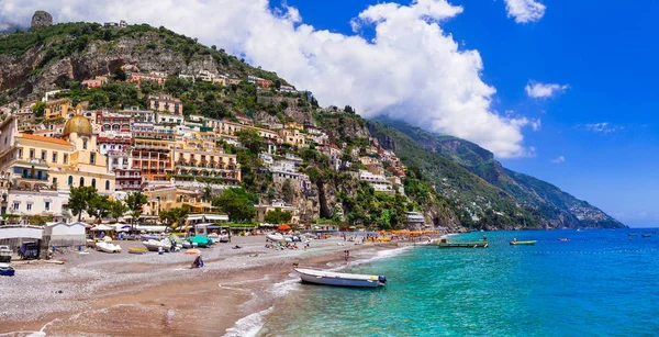 Italské prázdniny - krásná pláž Positano - malebné pobřeží Amalfi. — Stock fotografie