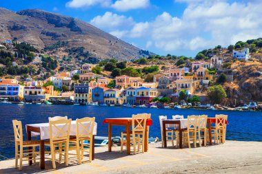 Geleneksel Yunanistan - küçük sokak Taverna Symi Adası, Dodecanese.