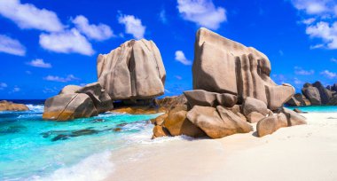 benzersiz granit kayalık plaj Anse kestane La Digue Island, Seyşeller Adası.