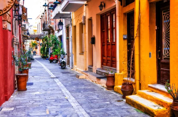 Encantadoras calles coloridas del casco antiguo de Rethymno, isla de Creta , — Foto de Stock