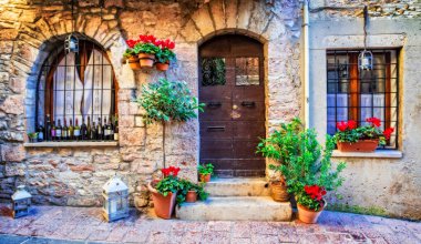 Ortaçağ şehirlerinden İtalya, Umbria bölgesinin büyüleyici eski Caddesi. Spello.