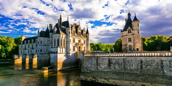 Majestuoso castillo de Chenonceau al atardecer, hermosos castillos del Loira . — Foto de Stock