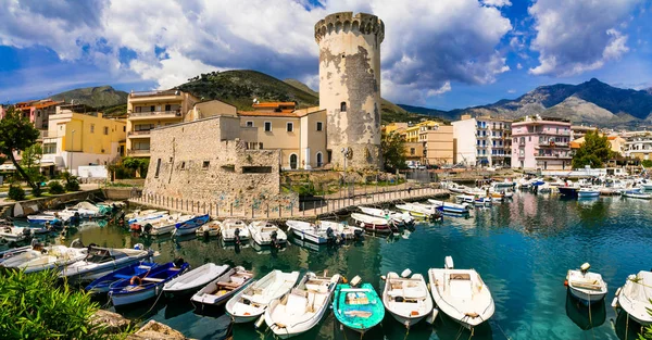 Hermosos lugares costeros de Italia - Formia ciudad con fotress medieval, Lazio . —  Fotos de Stock