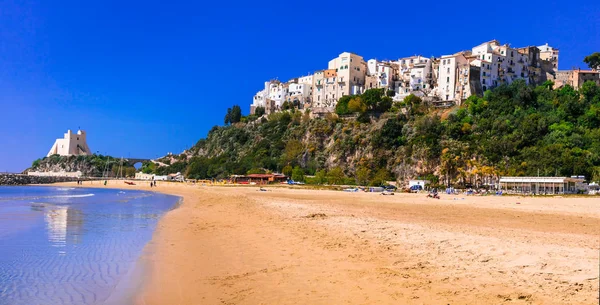 Okouzlující město Sperlonga s pěknými plážemi v regionu Lazio Ita — Stock fotografie