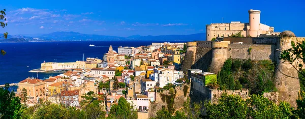 Vy över vackra kuststaden Gaeta med slottet Castello Aragonese. Lazio, Italien. — Stockfoto