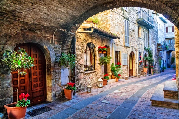 Charmante oude straat van middeleeuwse steden van Italië, regio Umbrië, Assisi. — Stockfoto