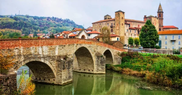 Impresionante monasterio medieval de Bormida y castillo en la región Asti —  Fotos de Stock