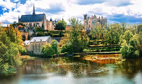 Gyönyörű képi Loire-völgy - Nézd a Chateau de Montreuil-Bellay, Franciaország. — Stock Fotó