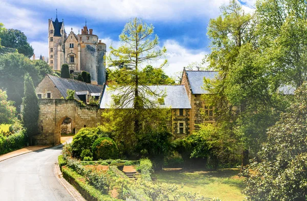 Belo vale pictórico Loire - vista com Chateau de Montreuil- Bellay . — Fotografia de Stock