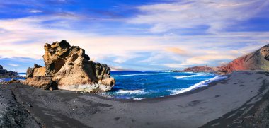 volkanik Lanzarote benzersiz siyah plajları. Kanarya Adaları