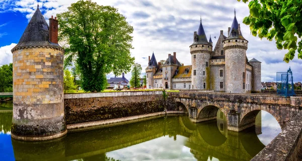 Velký zámek Sully-sul-Loire. slavné údolí řeky Loiry ve Francii — Stock fotografie