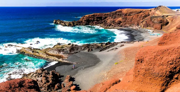 Unika färgglada och svarta sandstränder på vulkanön Lanzarote, Spanien. — Stockfoto